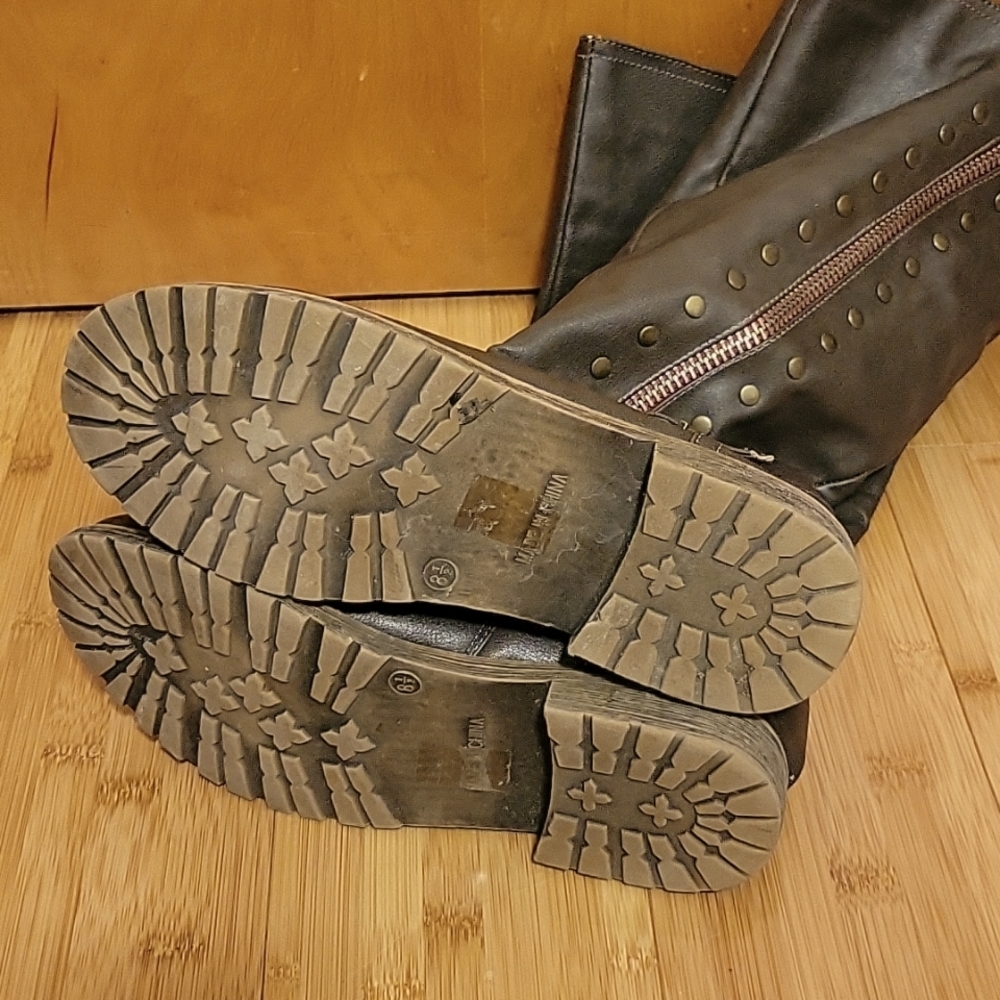 Boots - Picture 2 of 4